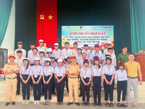 Báo Pháp luật Việt Nam và Phòng CSGT Quảng Trị tuyên truyền pháp luật, tặng mũ bảo hiểm cho học sinh